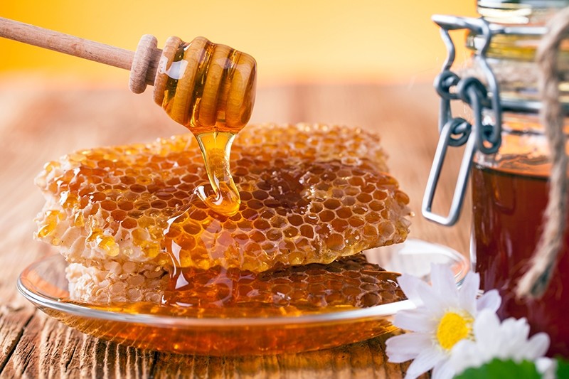 Здравословни и разкрасителни ползи на пчелния мед